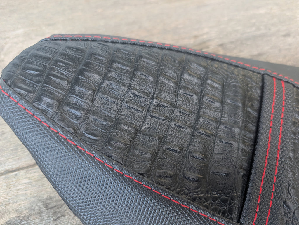 **GARAGE SALE ITEM ETM RTR Thrill Seekers Gator / Red Seat Cover