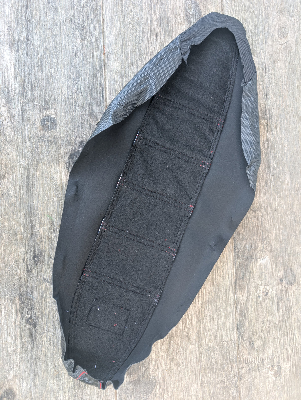 **GARAGE SALE ITEM ETM RTR Thrill Seekers Gator / Red Seat Cover